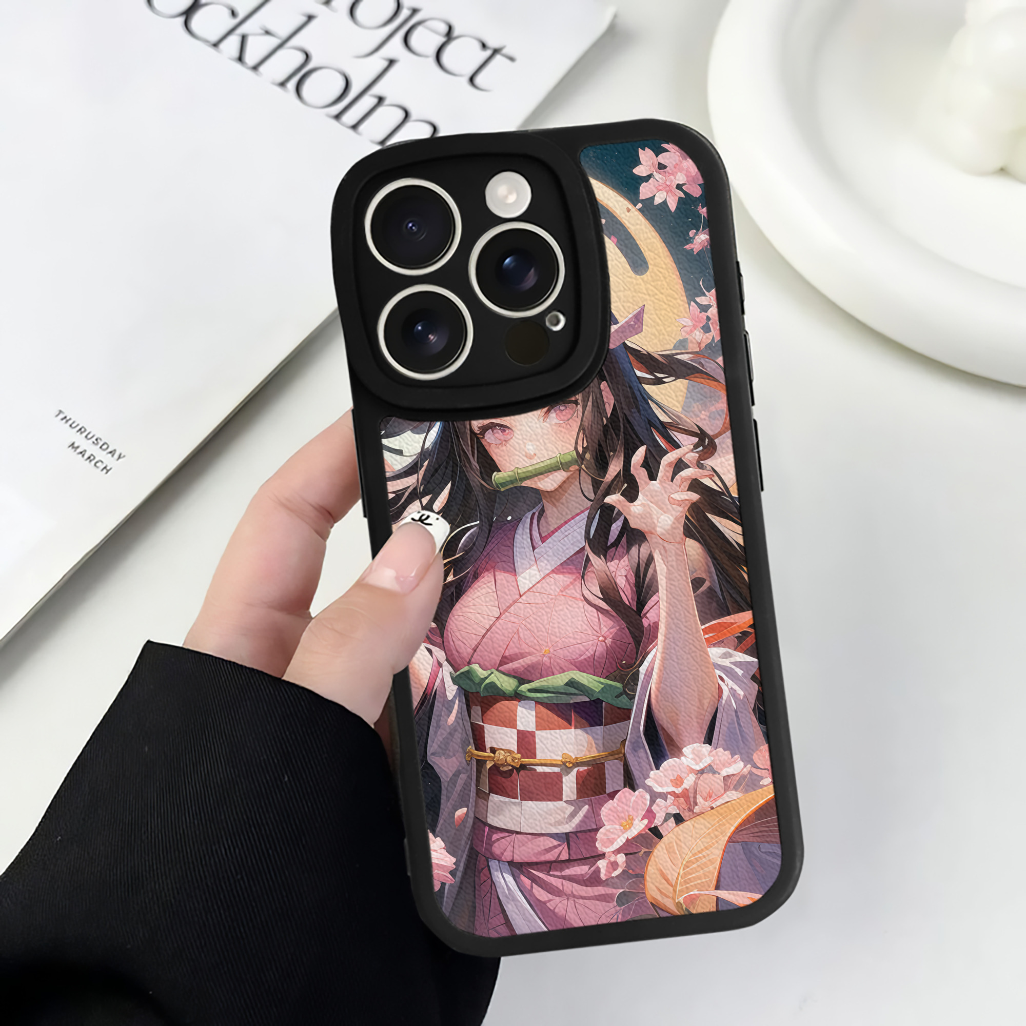 （画像用） 鬼滅の刃（きめつのやいば）竈門 禰󠄀豆子／かまど ねずこ Kamado Nezuko 【iPhone 16シリーズ対応】シリコンスマホケース（レザー調） 材質：シリコン
